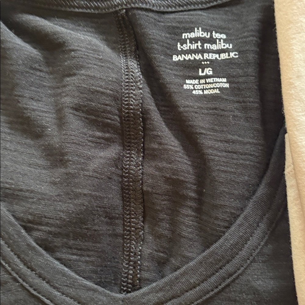 3 Banana Republic Women's V-Neck Tops - Black and Cream - Picture 2 of 8
